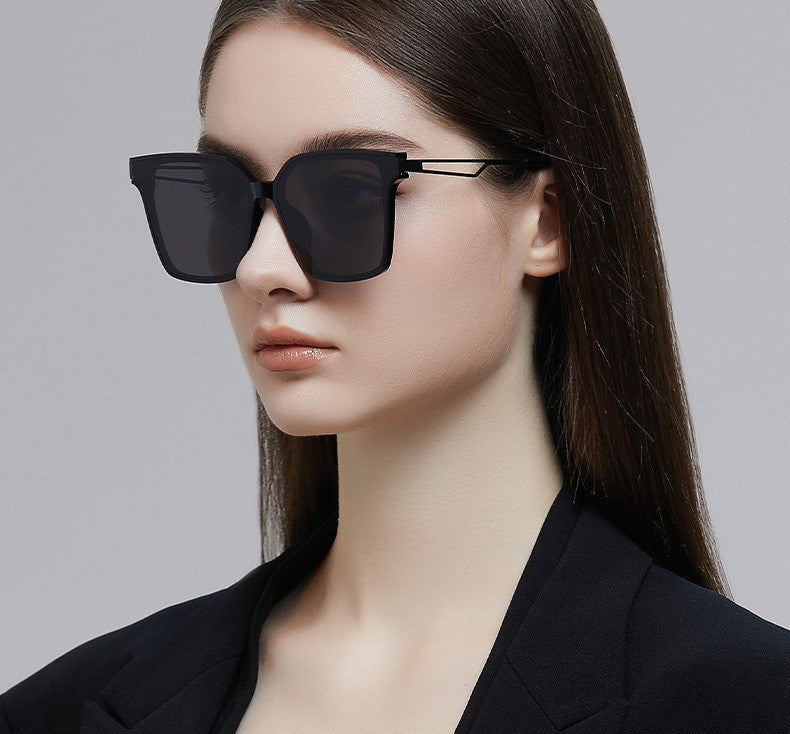 Iconic Glow: Women's Polarized Sunglasses with UV400 Protection