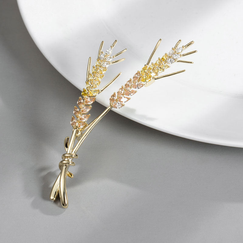 MK-Wheat Ear Brooch Gold Tone Minimalist Wheat Stalk Pin Copper Micropaved Lapel Pin for Suit Cardigan Unisex Fashion Accessory