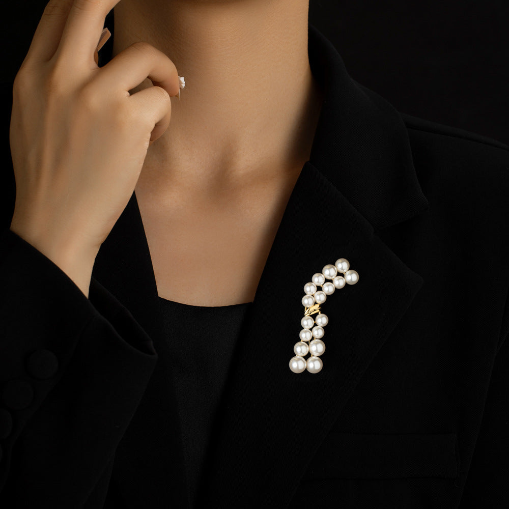MK-Geometric Pearl Brooch Gold Tone Curved Design Fashion Pin Accessory for Women Elegant Statement Jewelry