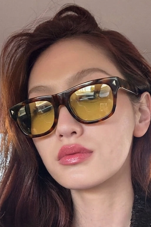 Person wearing sunglasses with a blurred background